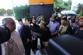 Kepada Capres Anies, LAMR Pasangkan Tanjak, Serahkan Buku dan Gagasan